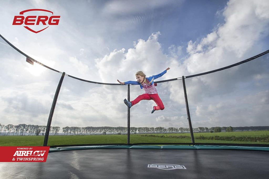 טרמפולינה אובלית של חברת BERG מהולנד 3.10 על 4.7 מטר ירוק