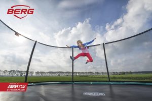 טרמפולינה אובלית של חברת BERG מהולנד 3.10 על 4.7 מטר ירוק