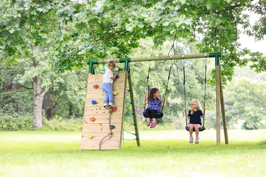 נדנדת עץ לילדים משולבת קיר טיפוס תוצרת Horby Bruk שוודיה