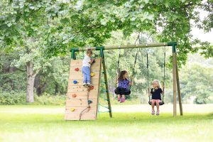 נדנדת עץ לילדים משולבת קיר טיפוס תוצרת Horby Bruk שוודיה