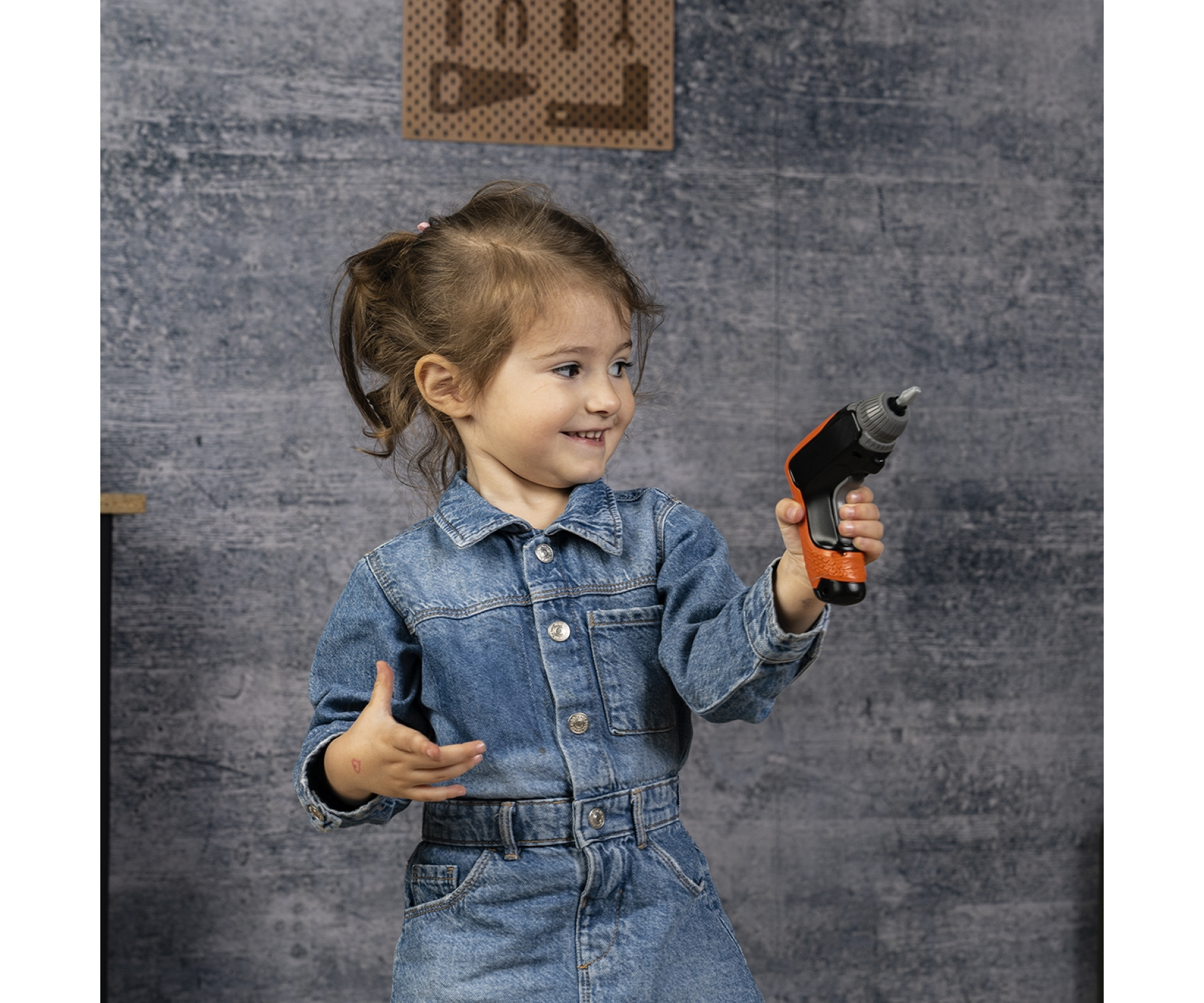 שולחן עבודה לילדים כולל 87 אביזרים, 7 כלי עבודה ומנוף מכני של חברת Smoby תוצרת צרפת – תמונה 5